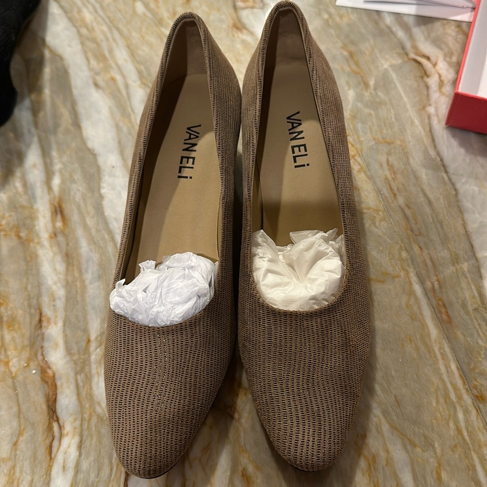 New in box vaneli taupe dress shoes
Size 6 narrow